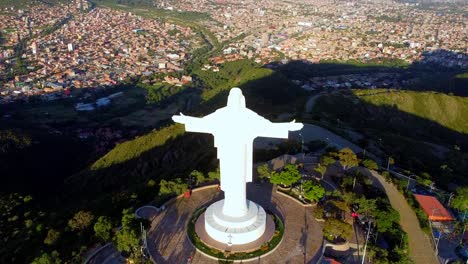 Cristo-De-La-Concordia,-Ubicado-En-Cochabamba-Bolivia,-Un-Hermoso-Lugar-Para-Ver-La-Ciudad,-Es-Un-Protector,-Hecho-De-Sal