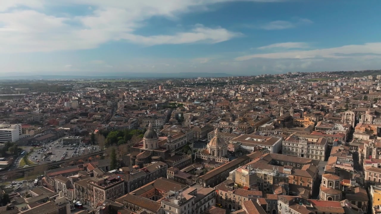 Catania, Sicilia. Italia, riprese aeree con drone dello skyline cittadino con cattedrale in una giornata di sole.
