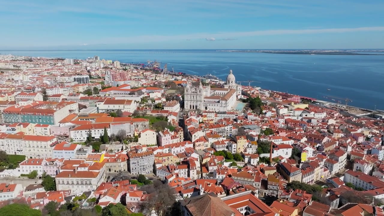 Lenta ripresa panoramica con drone del Pantheon Nazionale, Lisbona a mezzogiorno. Giornata di sole splendente, cielo azzurro limpido. Architettura barocca storica. Portogallo.