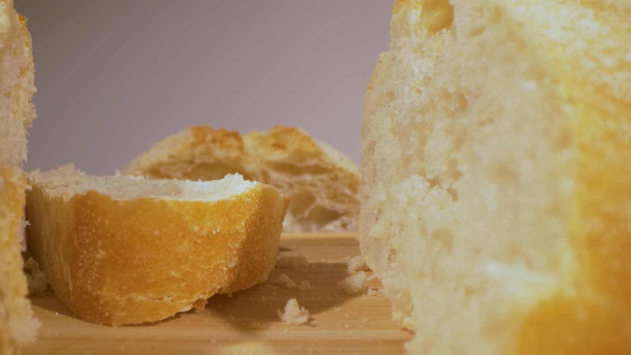 얇게 썬 치아바타 빵의 매크로 슬라이딩 보기