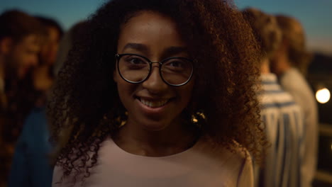 Retrato-De-Mujer-Afro-Mirando-A-Un-Lado-Al-Aire-Libre.-Chica-Africana-Posando-Cámara.