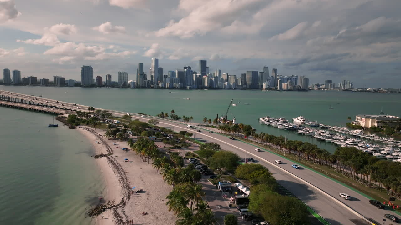 마이애미 다운타운 스카이 라인 (miami downtown skyline) 은 리켄바커 도로 (rickenbacker causeway) 를 가로질러
