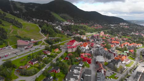 Vista-Aérea-De-Son-Pueblo-Cielo-Zona-Turística-Nieve-Actividades-Al-Aire-Libre-Vacaciones