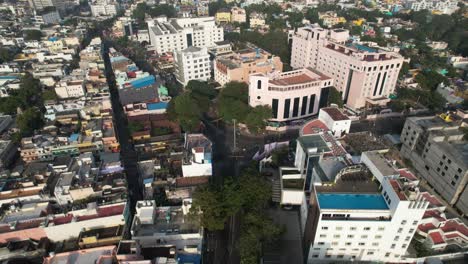 Ein-Luftbildvideo-Zeigt-In-Der-Mitte-Das-Unionsterritorium-Puducherry,-Indien,-Eine-Ehemalige-Französische-Kolonie