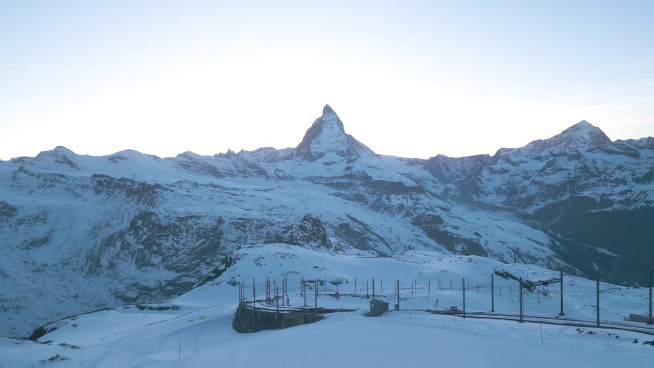 상징적 인 마테호른 산이 내려다 보이는 스위스 스키 슬로프 위의 낮은 공중 비행