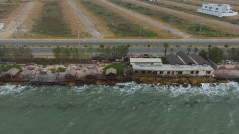 Vista-Aérea-De-Las-Tormentosas-Olas-Del-Mar-Arábigo-Al-Acercarse-El-Ciclón-Biparjoy-A-Lo-Largo-De-La-Costa-En-Karachi