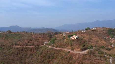 vista aérea de los coches que conducen por peligrosas carreteras de montaña en la india - aumento, disparo de drones