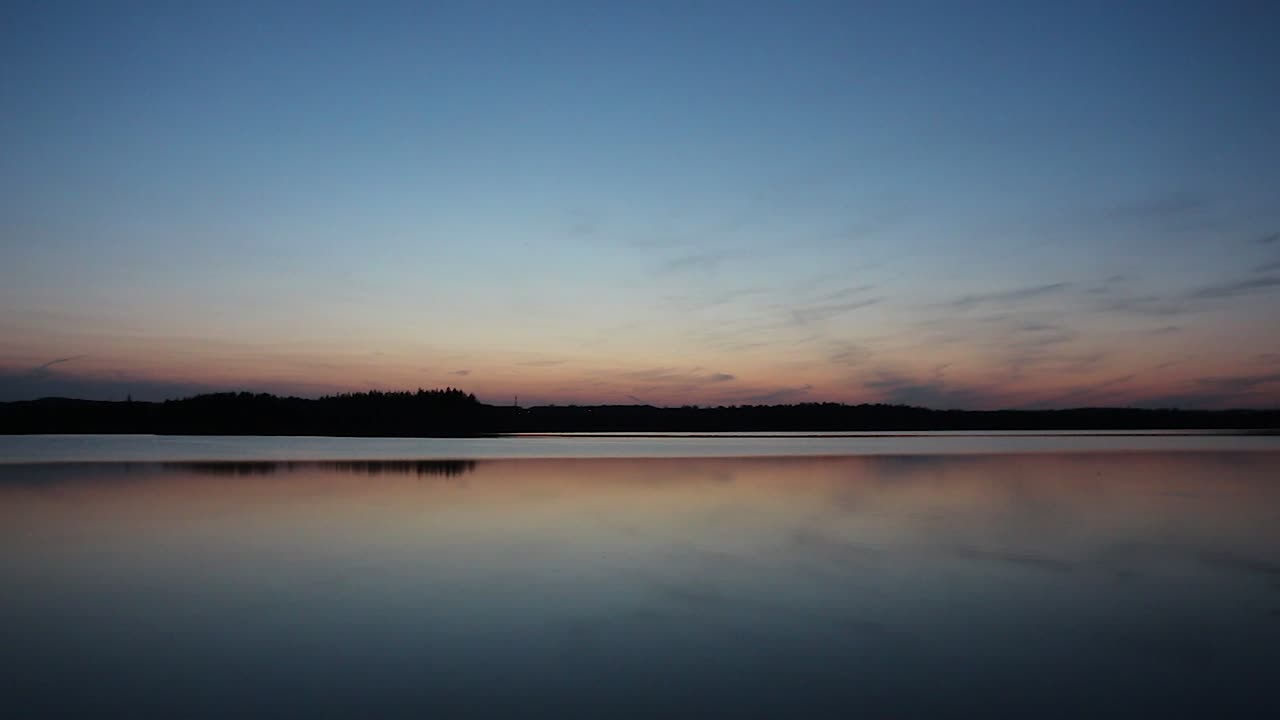 고립되고 평화로운 호수