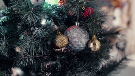 Gemusterte-Glänzende-Ballornamente-Am-Weihnachtsbaum---Nahaufnahme,-Rack-Fokus