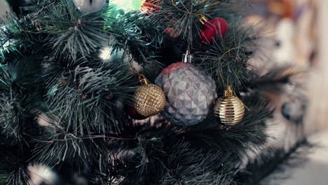 adornos de bolas brillantes estampados en el árbol de navidad - toma de primer plano, enfoque en rack