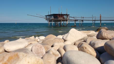 trabocco o máquina de pesca tradicional en fossacesia, italia