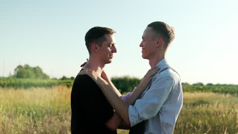 una joven pareja enamorada abrazándose.
