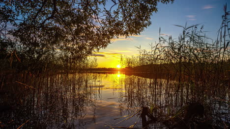 Remando-Hasta-El-Anochecer,-Timelapse-De-Kayakistas-Y-Movimiento-Del-Cielo-Sobre-El-Agua-Al-Atardecer