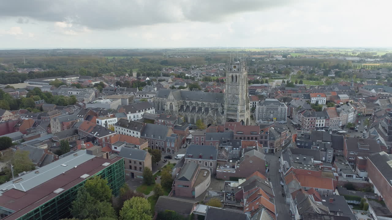Paesaggio urbano di Tongeren e Basilica di Nostra Signora, Belgio.