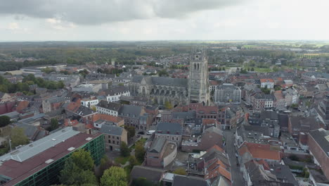 paisaje urbano de tongeren y basílica de nuestra señora, bélgica