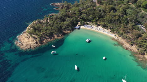 Klares-Blaues-Wasser-Layet-Sandstrand-Cavaliere-Le-Lavandou-Französische-Riviera-Antenne