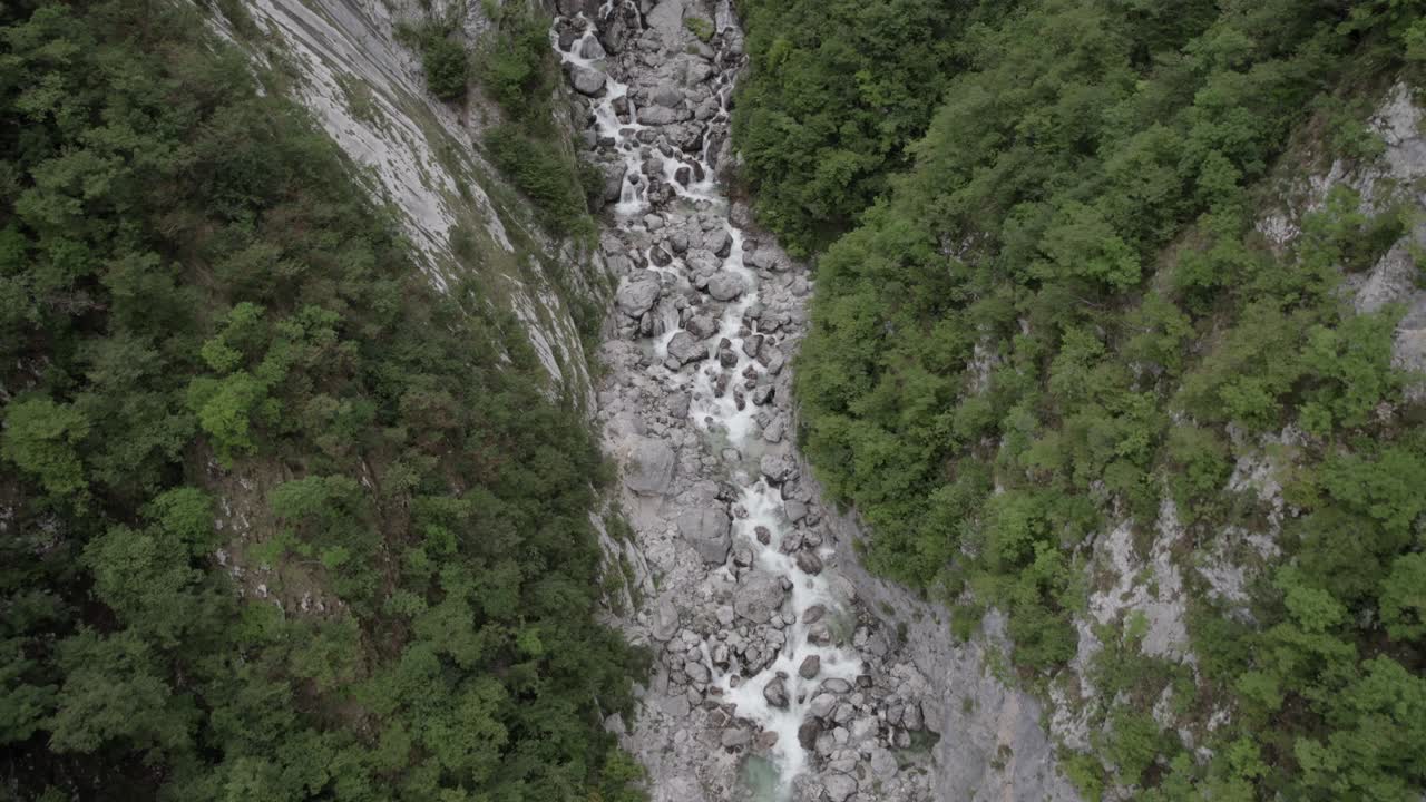 video de una vista plana de un ave frontal descriptiva sobre el río boka cascasa y la cascaca en el horizonte en eslovenia