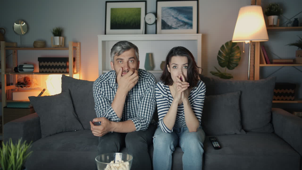 Par ser tv om aftenen