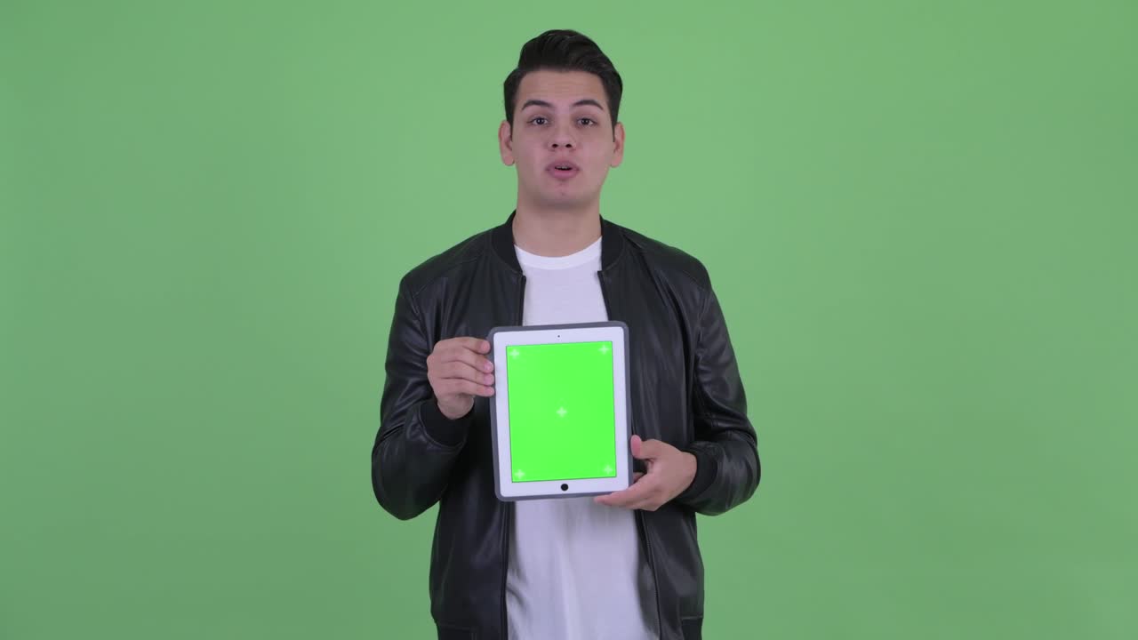 가죽 재을 입은 젊은 잘생긴 다민족 남자