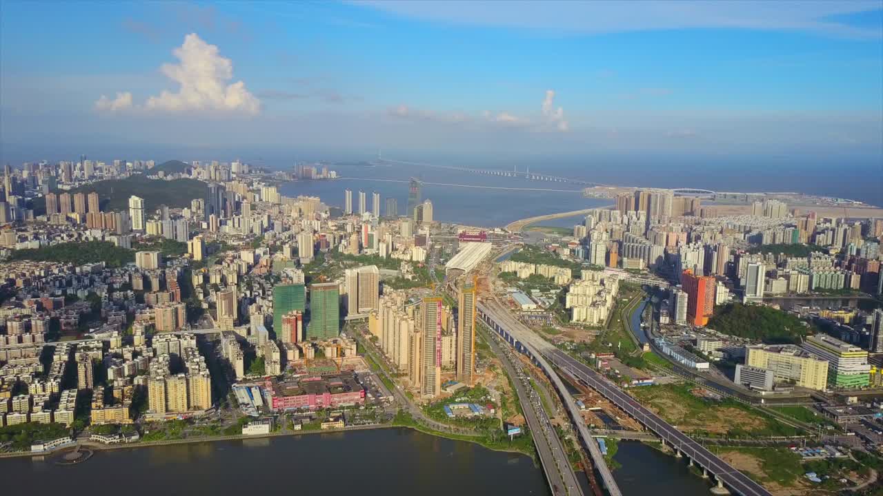 día soleado paisaje urbano de zhuhai puente de tráfico bahía de la ciudad de macau panorama aéreo 4k china