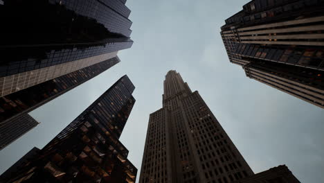 Arquitectura-Moderna-De-La-Ciudad-De-Rascacielos-Contra-El-Cielo