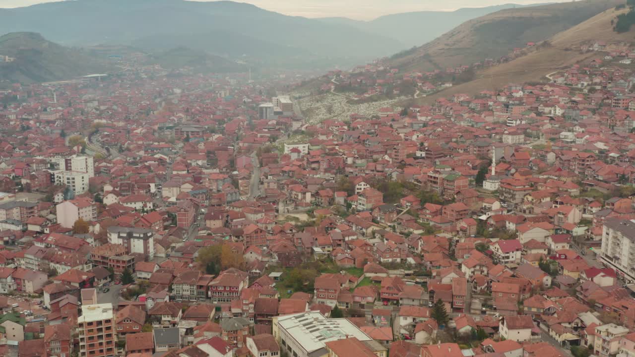 Case ed edifici con tetto rosso nella città di Novi Pazar, distretto di Raška, Serbia