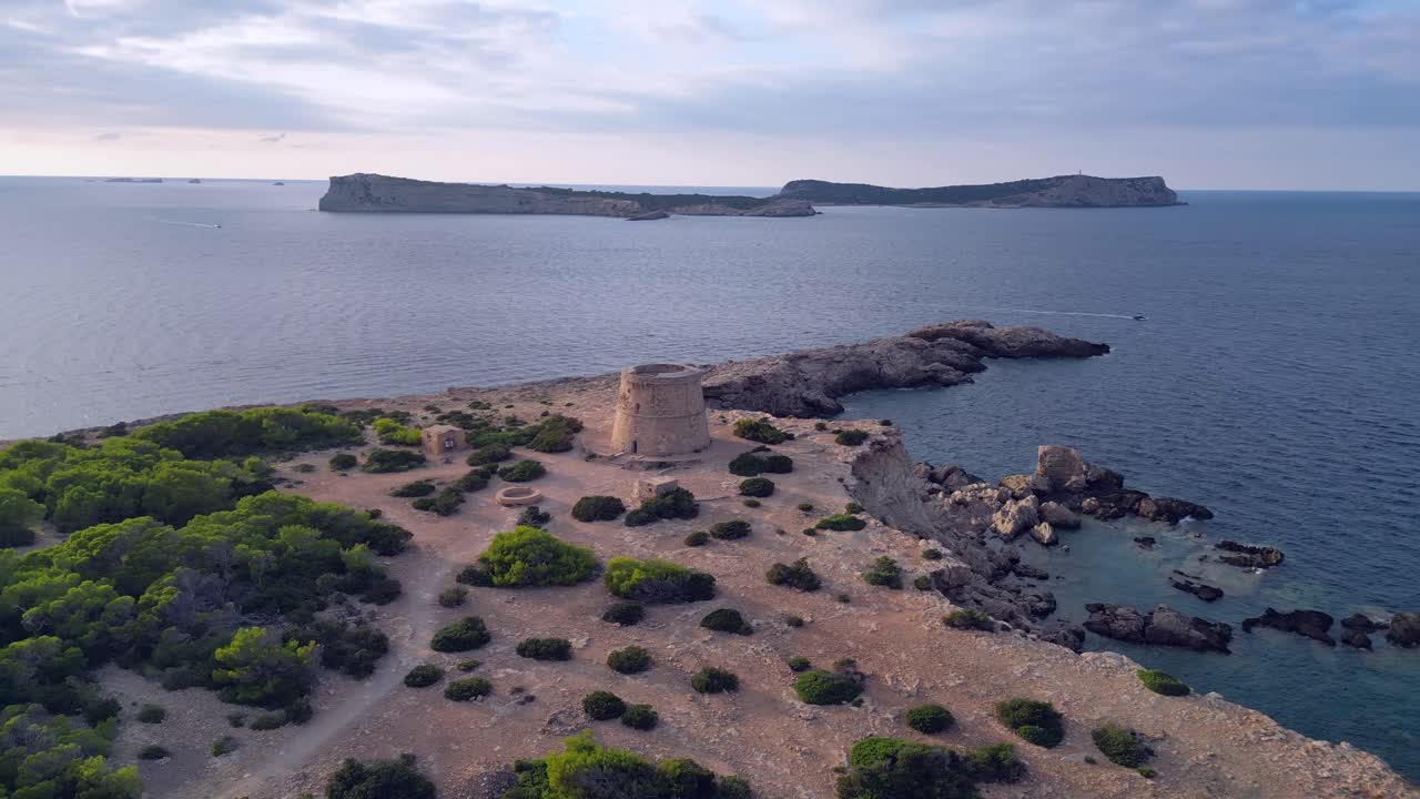 tramonto costiero mediterraneo antica torre storica