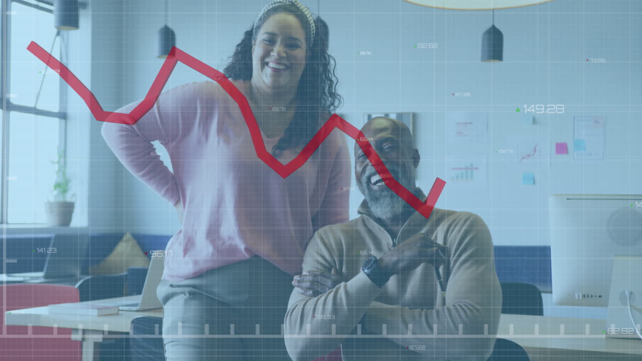 animación de la línea roja, procesamiento de datos financieros sobre diversas personas de negocios en la oficina.