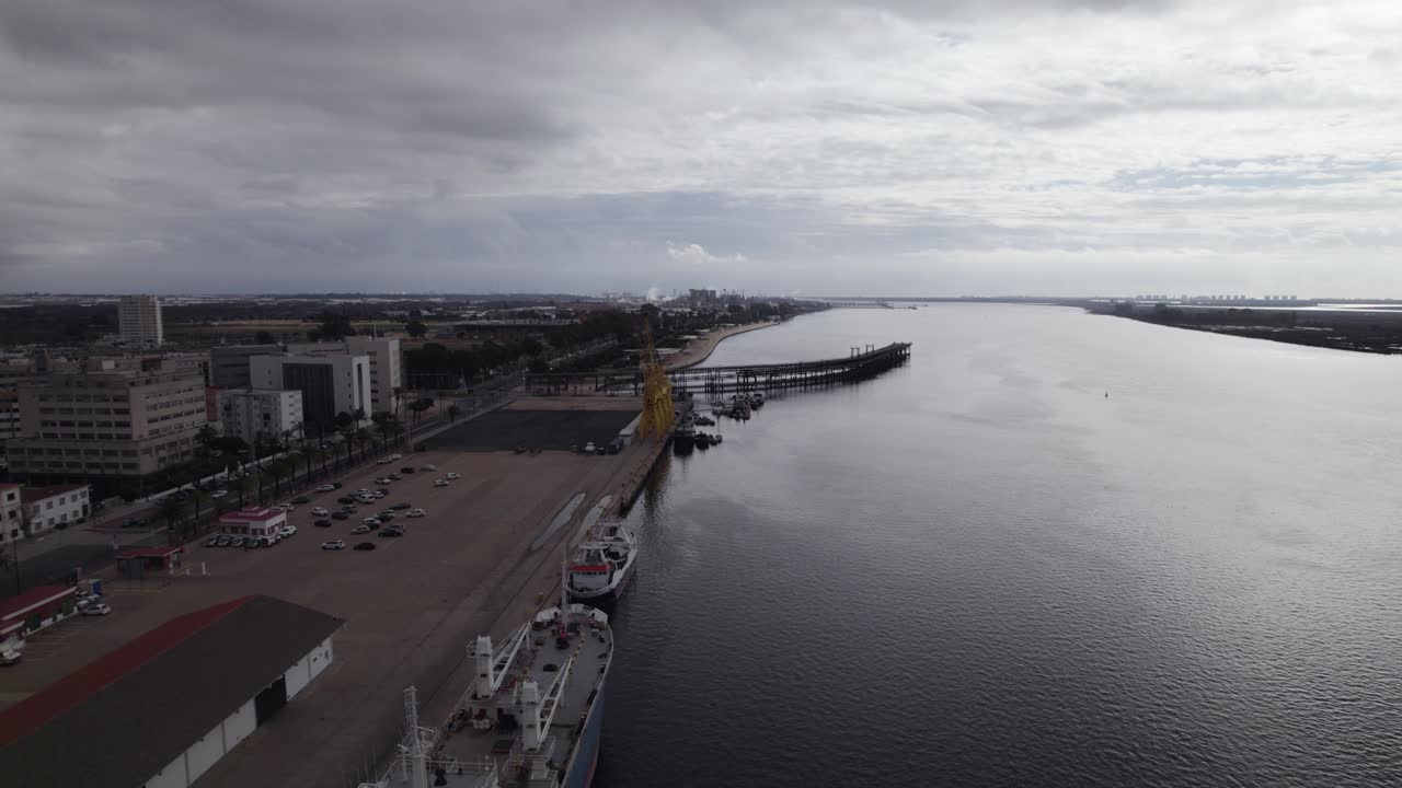 orbitando sobre el puerto de huelva con hito histórico, muelle de riotinto, antiguo muelle minero, españa