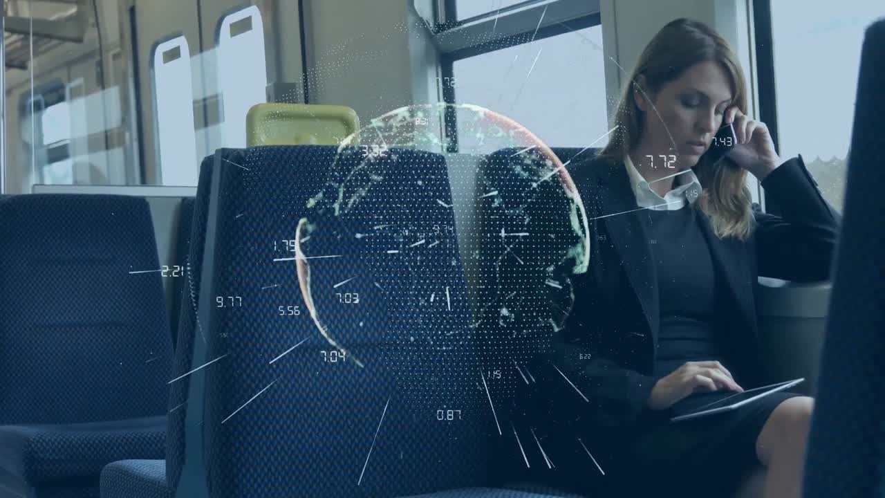 Animazione di rete globale che elabora dati, su donna d'affari in treno che usa smartphone e tablet