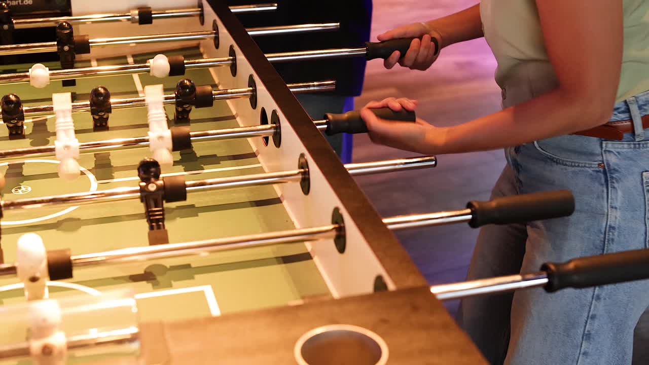 jugadores involucrados en un animado partido de futbolín