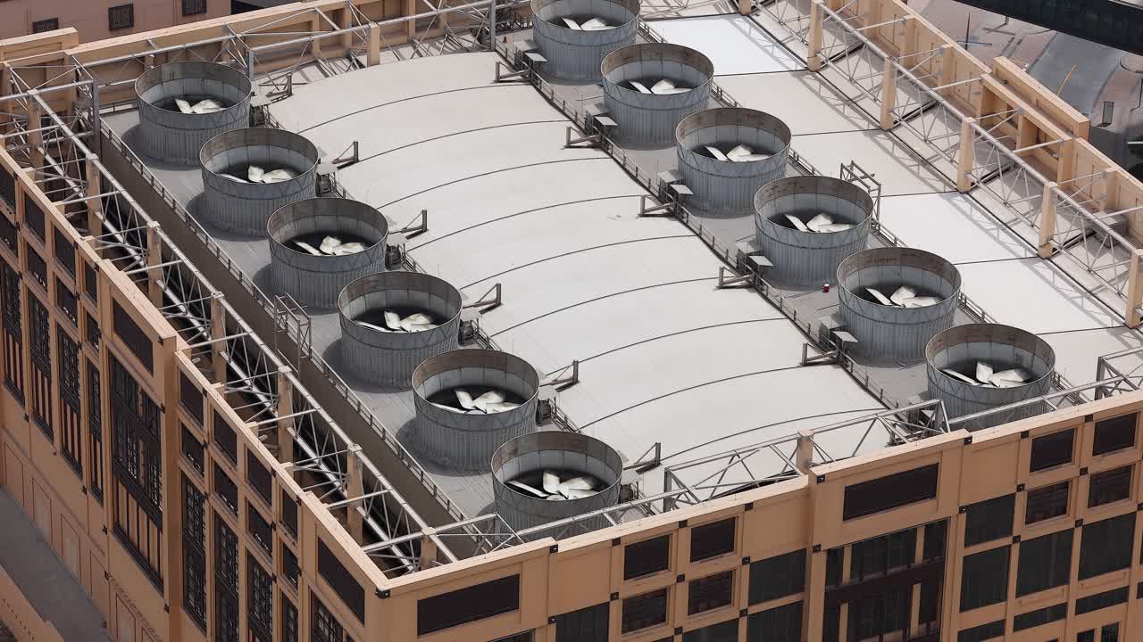 Ventole di torri di raffreddamento che girano su un tetto a Dubai