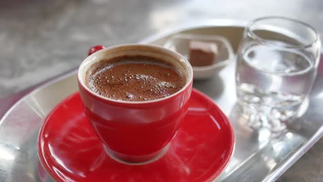 café turco y agua en una bandeja