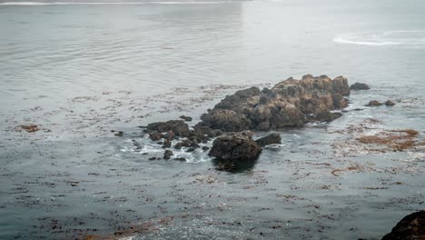 Agua-Salpicando-Contra-Rocas-Lapso-De-Tiempo-En-Ucluelet-Columbia-Británica