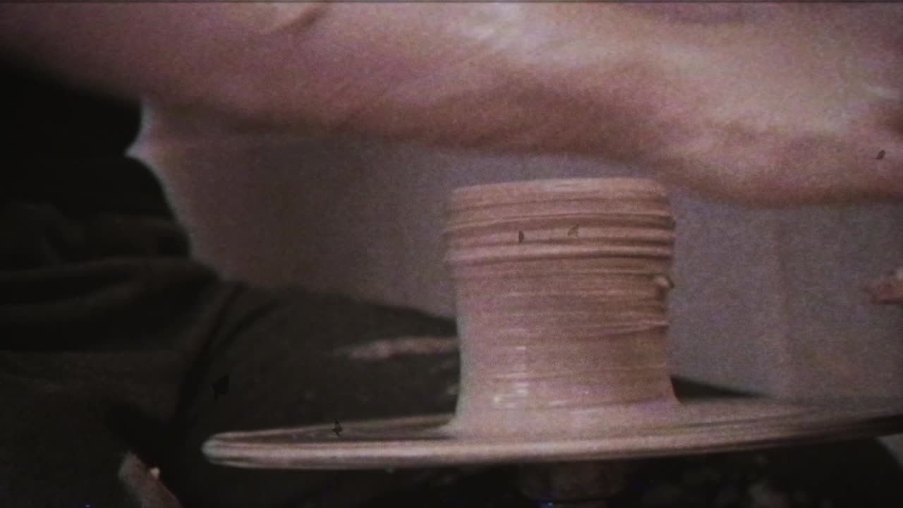 도자기가 여인에게 점토 접시를 만드는 법을 가르친다. 남자는 여자의 손을 잡는다. 빈티지 효과.