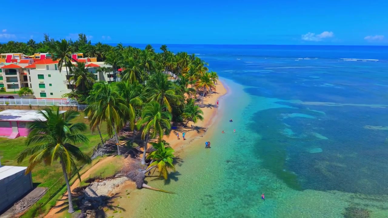 Vista aerea dall'alto di Playa Azul, spiaggia tropicale con acqua turchese a Porto Rico