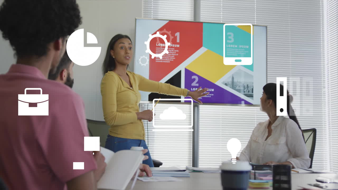 animación de iconos de medios de comunicación sobre diversos colegas en la presentación en una oficina casual
