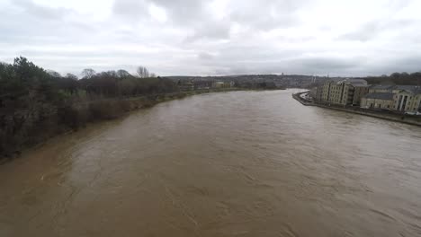 El-Agua-De-La-Inundación-Se-Mueve-Rápidamente