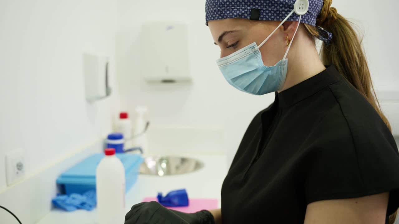 Profesional médica con mascarilla y guantes trabajando en una clínica