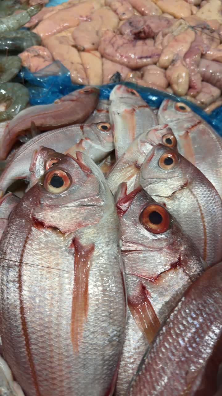 Primo piano di pesce fresco e gamberi esposti in un mercato