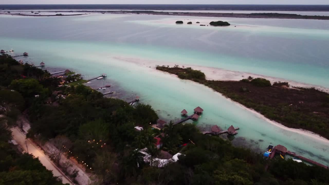 lago de agua de cristal azul de bacalar en quintana roo, méxico vista aérea destino de viaje