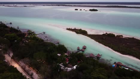 Lago-De-Agua-Cristalina-Azul-Bacalar-En-Quintana-Roo-México-Vista-Aérea-Destino-De-Viaje