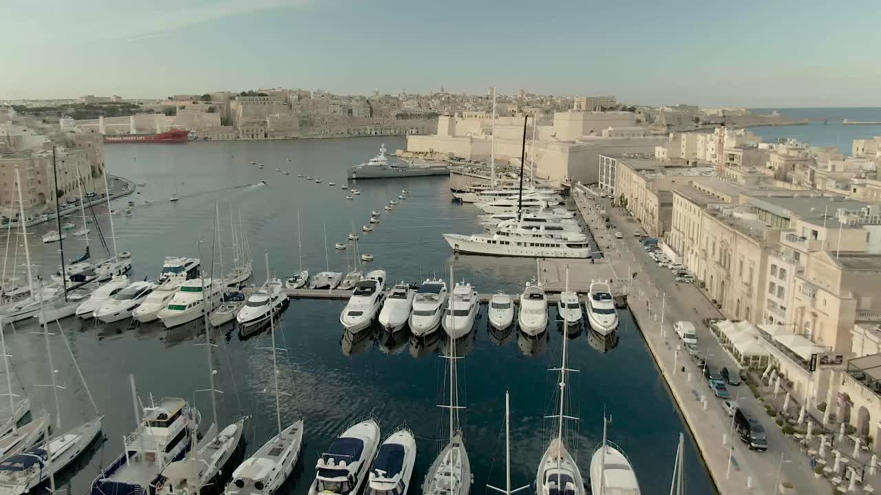 Flygfoto över marinan och gamla staden 2.