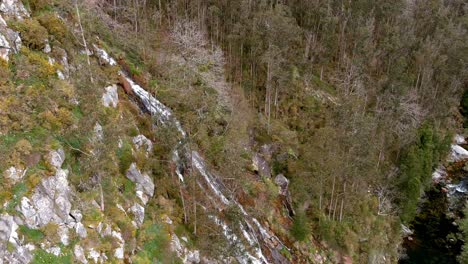 Cascada-En-El-Acantilado-Rocoso-Rodeado-De-Bosques-De-Coníferas-Y-Eucaliptos-En-El-Río-Sor