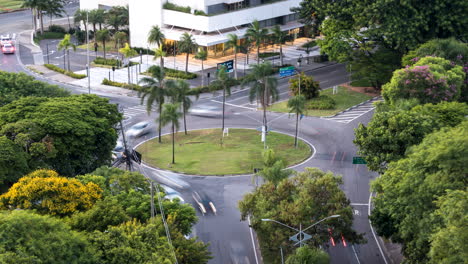 Day-to-night-motion-timelapse-of-traffic-flow-at-roundabout,-Osasco,-Sao-Paulo