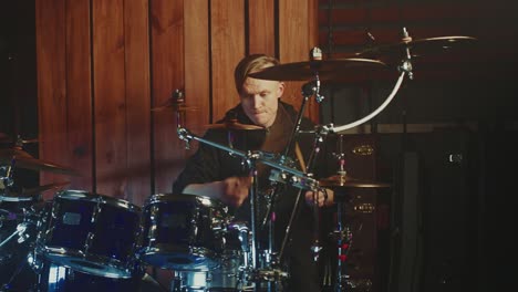 baterista tocando la batería en un estudio de grabación