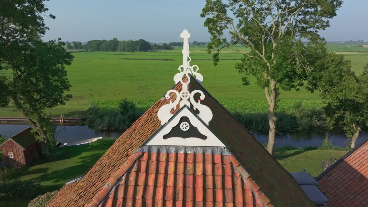 Vista aerea di Allingawier con villaggio, chiesa, fattoria, che mostra un drammatico paesaggio storico nei Paesi Bassi