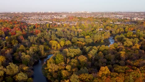 vista aérea de la caída en un parque con un río en el medio