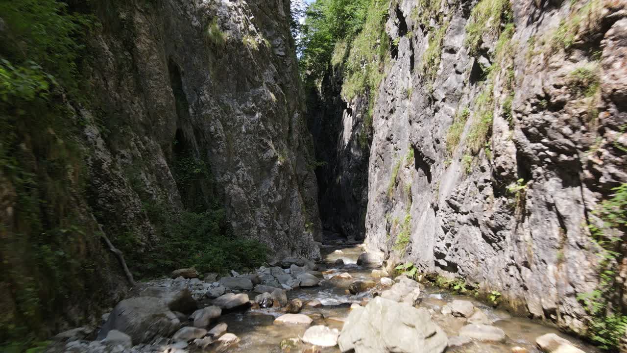자연 협곡 강 공중 무인 항공기