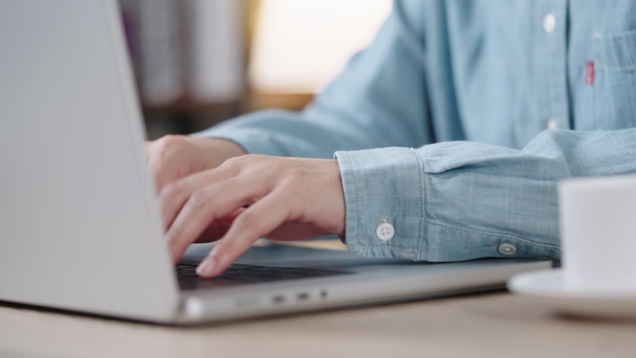 fotografía de cerca de las manos de una mujer de negocios escribiendo en el teclado de una computadora portátil para buscar información, soporte de comunicación en línea, investigación de mercadotecnia, informe de negocios en el escritorio de la oficina por la noche.